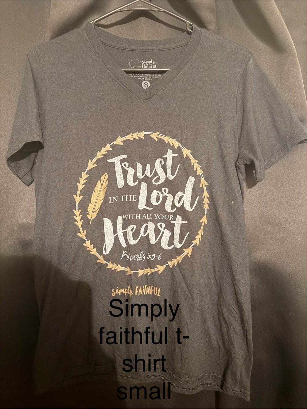 Simply Faithful Women's 'Trust in the Lord' Short Sleeve Tee - Black/Gold
